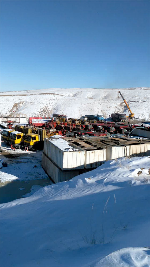 玉門油田壓裂現(xiàn)場(chǎng) 玉門油田壓裂現(xiàn)場(chǎng)